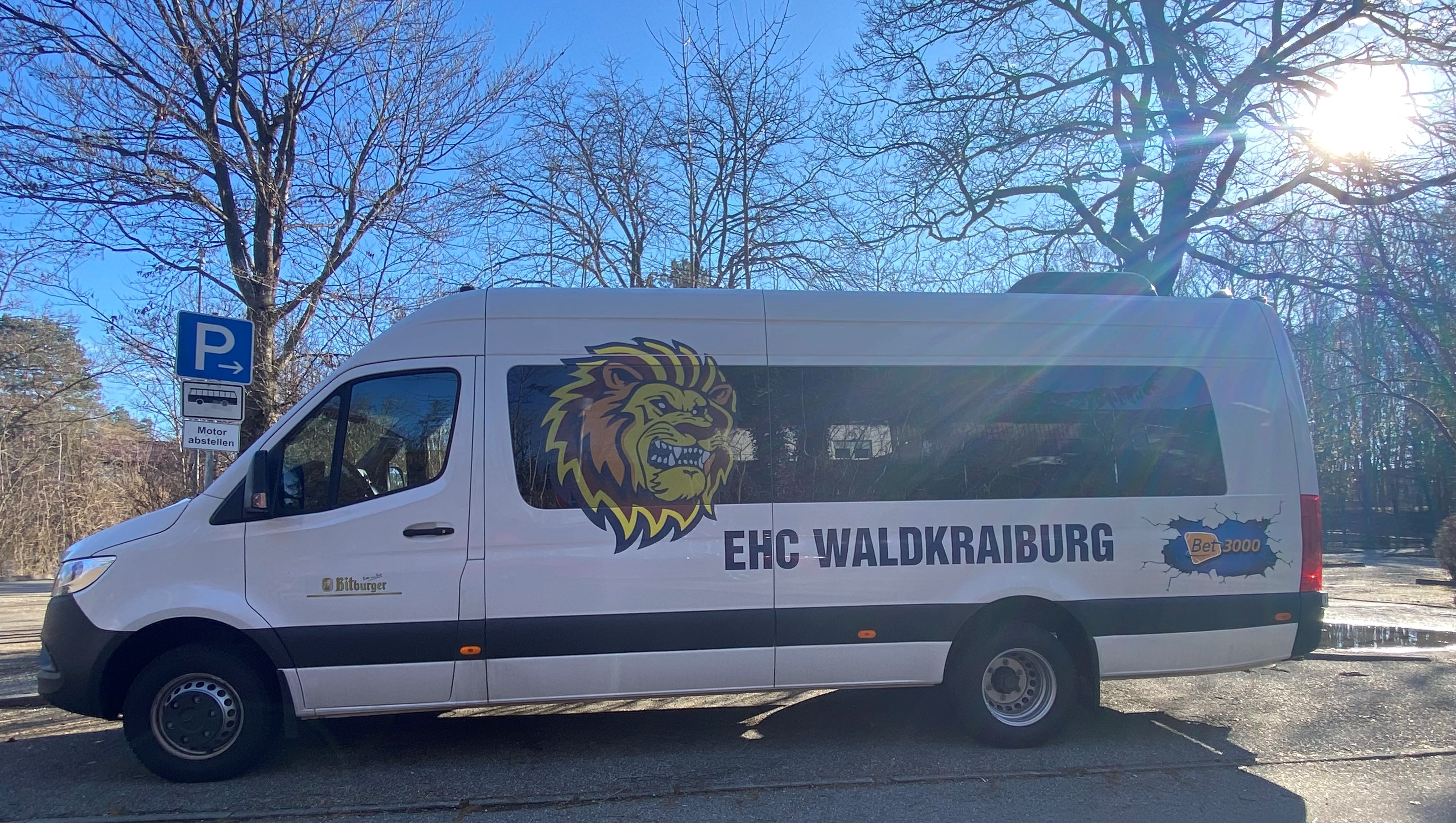 Das Prunkstück der neuen "Busflotte" des EHC Waldkraiburg. Ein durch Bet3000 gesponserter 21-Sitzer inklusive Tankkarte.